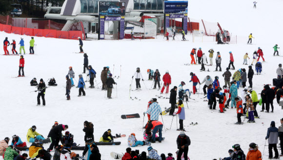 12월 마지막 주말인 29일 강원 홍천군 비발디파크 스키장에서 많은 스키어와 스노보더가 장비를 착용하고 있다. 2019.12.29  연합뉴스