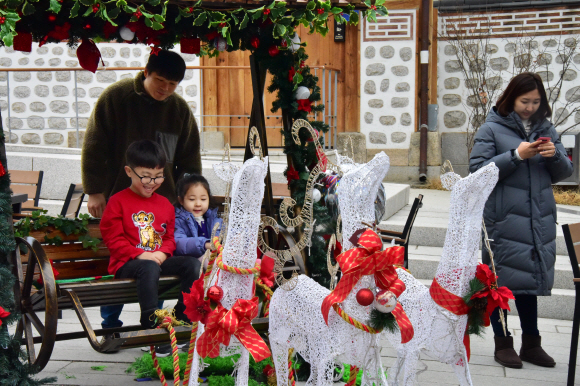 29일 연말을 맞아 가족 단위로  서울 돈의문박물관마을을 찾은 시민들이 ‘송년의 날’행사 등 각종 프로그램을 체험 해보고 있다. 2019. 12.29 이종원 선임기자 jongwon@seoul.co.kr