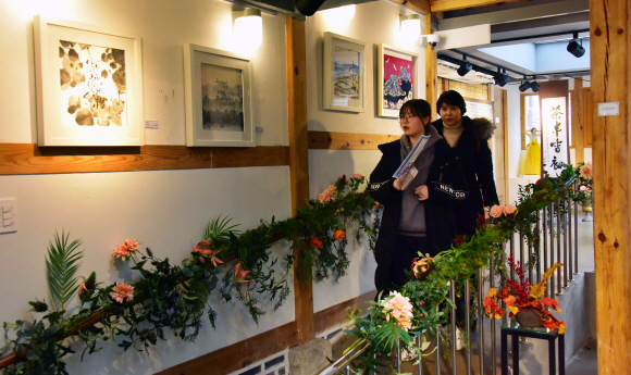 29일 연말을 맞아 가족 단위로  서울 돈의문박물관마을을 찾은 시민들이 ‘송년의 날’행사 등 각종 프로그램을 체험 해보고 있다. 2019. 12.29 이종원 선임기자 jongwon@seoul.co.kr