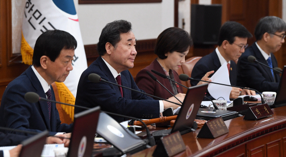 이낙연 국무총리가 30일 서울정부청사에서 열린 국무회의에 참석해 회의를 주재하고 있다. 2019.12.30 오장환 기자 5zzang@seoul.co.kr