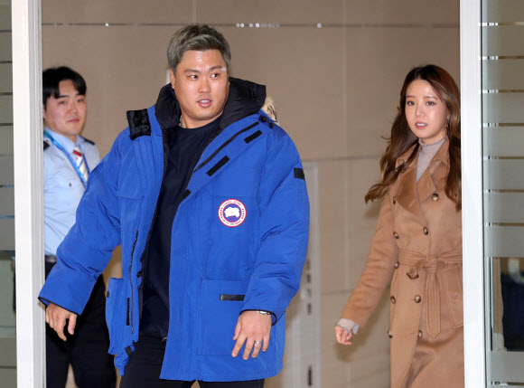 토론토 이적 후 한국 돌아온 류현진-배지현 부부