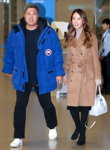 밝은 표정으로 입국한 류현진-배지현 부부