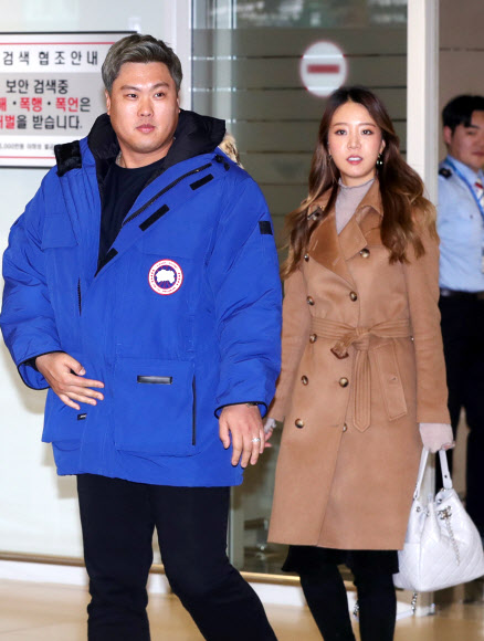 토론토 이적 후 한국 돌아온 류현진-배지현 부부