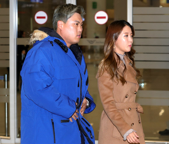 토론토 이적 후 한국 돌아온 류현진-배지현 부부