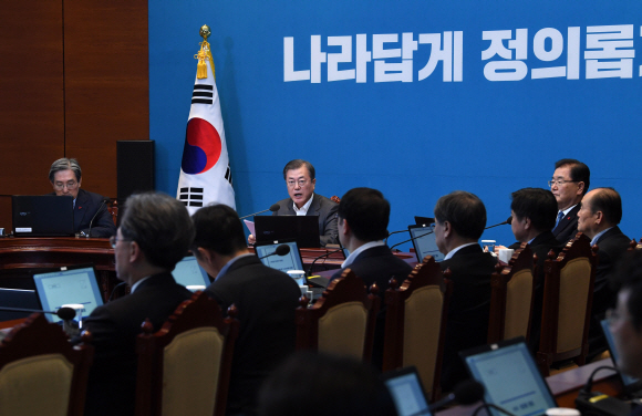 문재인 대통령이 30일 오후 청와대 여민관 영상회의실에서 열린 수석보좌관 회의에서 모두발언을 하고 있다. 2019. 12.30 도준석 기자pado@seoul.co.kr