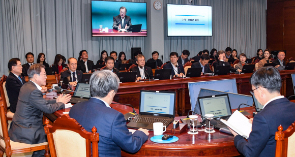 문재인 대통령이 30일 오후 청와대에서 수석?보좌관 회의를 주재하고 있다. 2019. 12.30 도준석 기자pado@seoul.co.kr