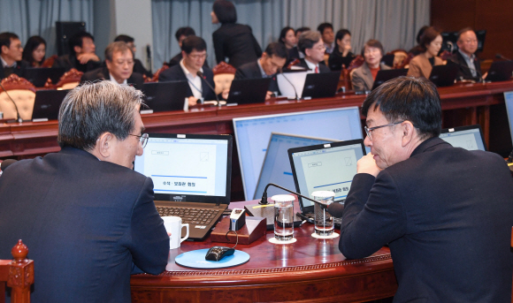 노영민(왼쪽) 대통령 비서실장과 김상조 정책실장이 16일 오후 청와대 여민관에서 열린 수석?보좌관회의에 참석해 대화하고 있다. 2019. 12.30 도준석 기자pado@seoul.co.kr