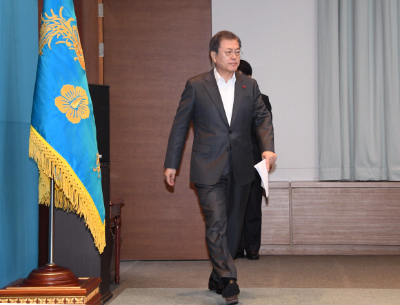 문재인 대통령이 30일 오후 청와대에서 수석?보좌관 회의에  참석하고 있다. 2019. 12.30 도준석 기자pado@seoul.co.kr