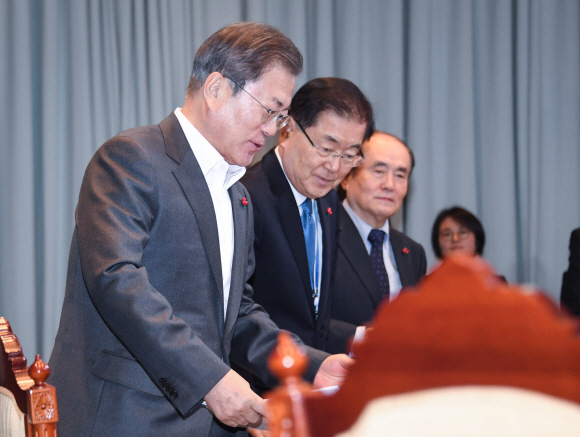 문재인 대통령이 30일 오후 청와대에서 수석?보좌관 회의를 주재하고 있다. 좌측부터 문대통령, 정의용 국가안보실장, 김정욱 녹색성장 위원장. 2019. 12.30 도준석 기자pado@seoul.co.kr