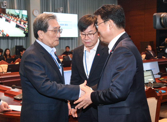 노영민(왼쪽) 대통령 비서실장과 김상조 정책실장, 주형철 경제보좌관이 16일 오후 청와대 여민관에서 열린 수석?보좌관회의에 참석해 대화하고 있다. 2019. 12.30 도준석 기자pado@seoul.co.kr