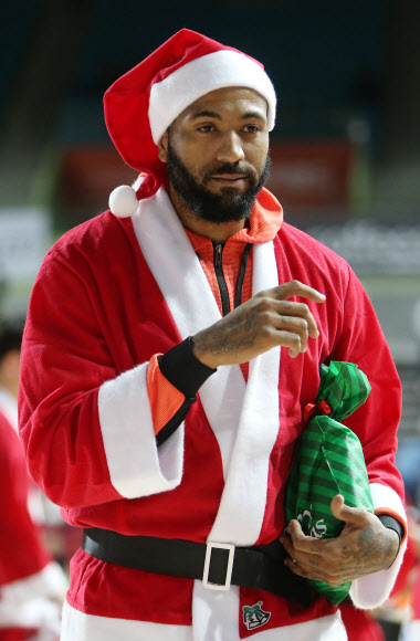 인천 전자랜드의 외국인 선수 트로이 길렌워터가 크리스마스인 지난 25일 프로농구 부산 kt와의 홈경기에 앞서 산타클로스 복장을 하고 코트에 들어서고 있다. 연합뉴스