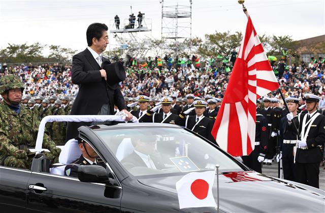 아베 신조 일본 총리가 지난해 10월 14일 사이타마현에서 육상자위대를 사열하고 있다. AFP 연합뉴스
