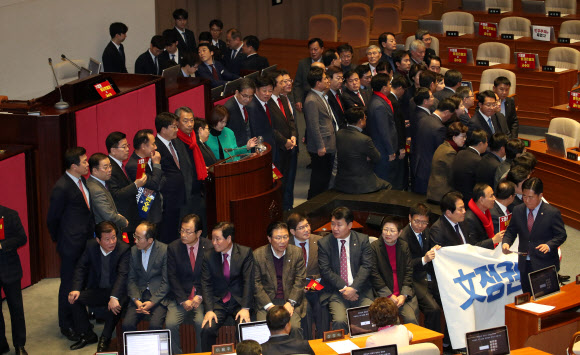 국회의장석 주변 점거 후 구호 외치는 자유한국당