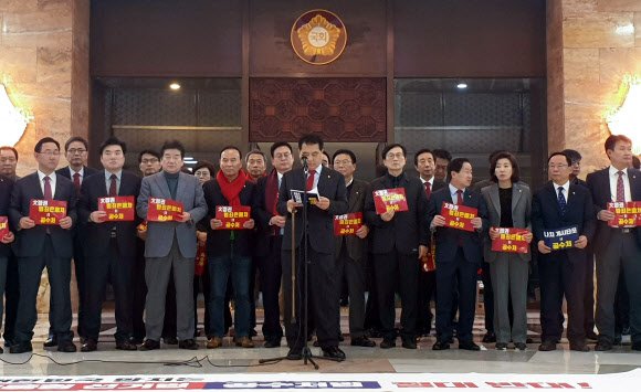 자유한국당 심재철 원내대표가 30일 국회 로텐더홀에서 고위공직자범죄수사처(공수처) 법안 표결 직전 국회 본회의장을 빠져나와 동료 의원들과 공수처법의 부당성을 알리는 기자회견을 하고 있다. 2019.12.30 연합뉴스