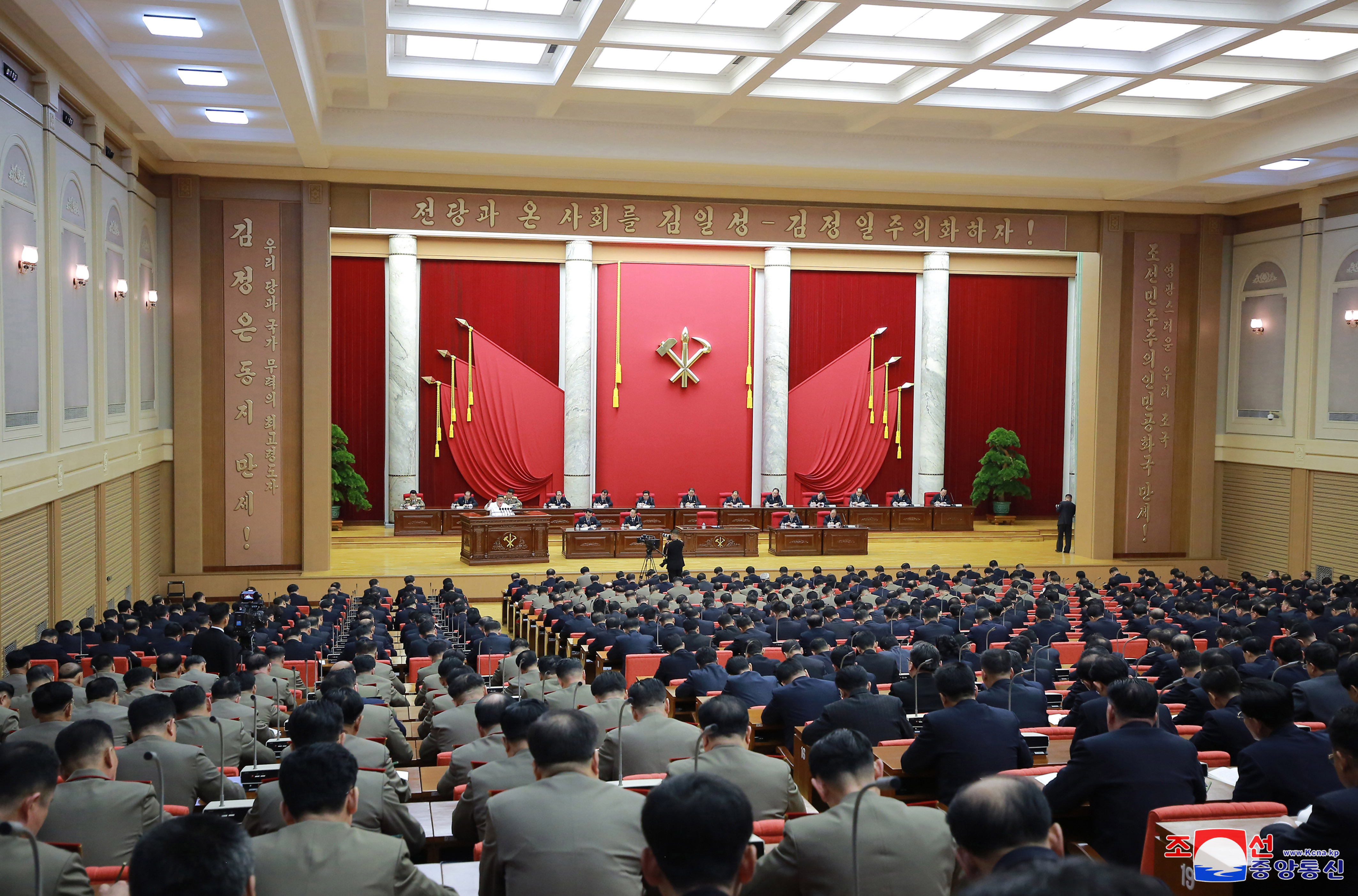 30일 북한 노동당 제7기 제5차 전원회의가 삼일째 평양에서 열렸다고 조선중앙통신이 31일 보도했다. 2019.12.31 연합뉴스