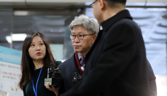 취재진 질문받는 송병기 울산시 경제부시장
