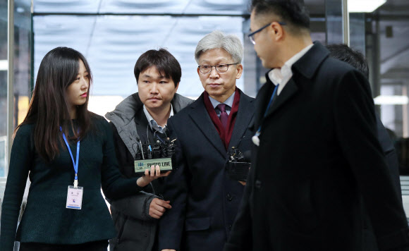 아무 대답 없는 송병기 부시장