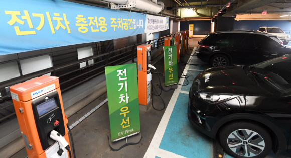 31일 서울 시내 한 대형 쇼핑몰에 마련된 전기차 충전소에 전기차들이 충전되고 있다. 한국전력은 지난 30일 이사회를 열고 올해 일몰 예정이였던 전기자동차 충전 특례 전기요금할인을 6개월 연장하기로 했다. 2019.12.31 오장환 기자 5zzang@seoul.co.kr