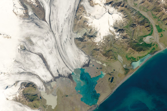 기후변화에 관한 정부 간 협의체(IPCC)가 새해를 ‘2050년 기후 대재앙’을 막을 수 있는 마지막 시기로 분석한 가운데 지구온난화로 인한 재앙의 전조로 평가되는 현상들이 지구 곳곳에서 나타났다. 미국 항공우주국(NASA)이 2019년 7월 2일 찍은 위성 사진에 아이슬란드 빙하가 녹아 흘러내리면서 하천을 형성한 모습이 보인다.  NASA 제공