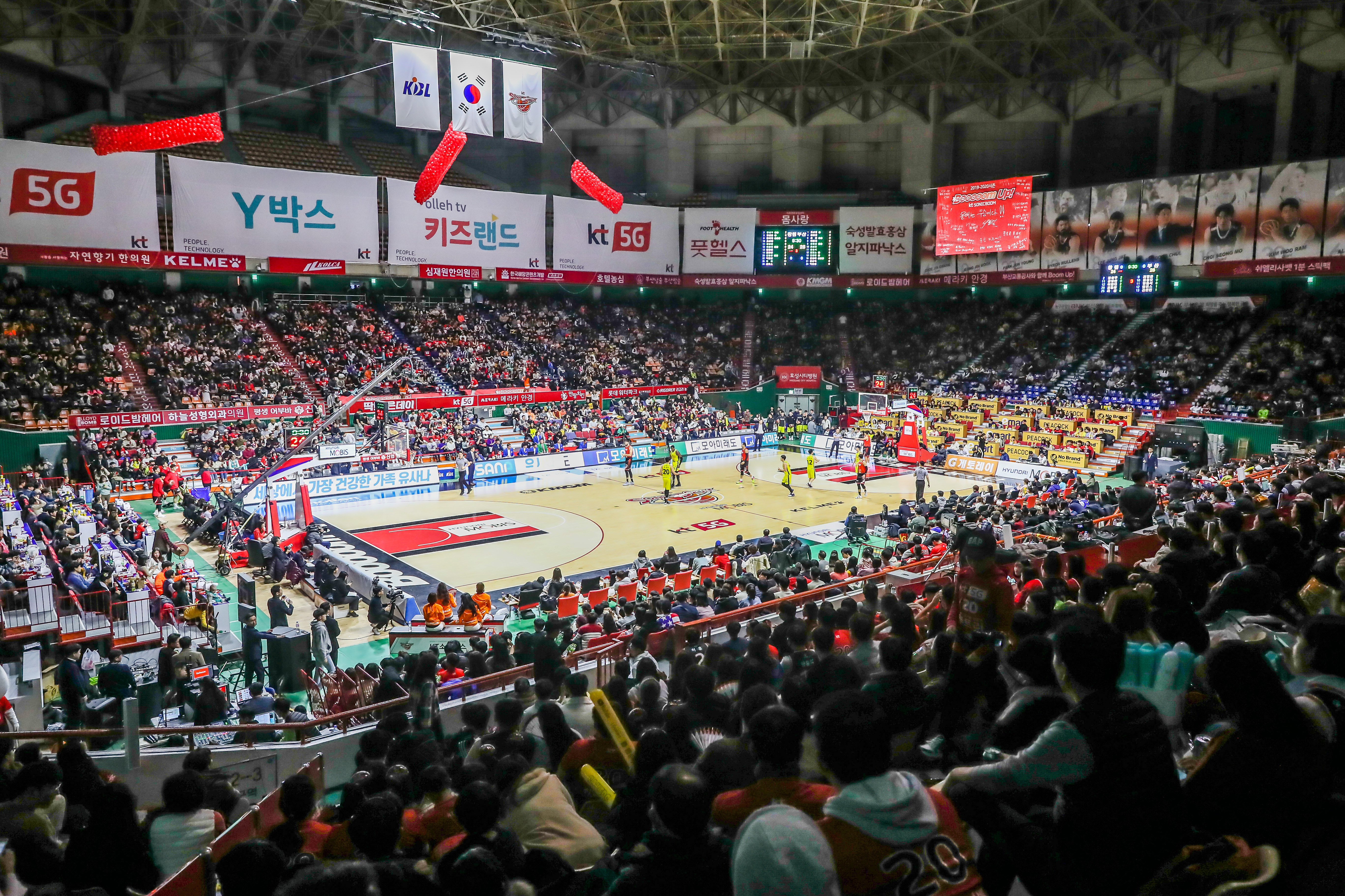 지난해 12월 31일 부산사직체육관에서 열린 KT와 LG의 농구영신 리턴매치의 모습. KBL 제공