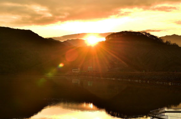 경자년 첫 태양에 황금빛으로 물든 장성호