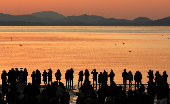 해변에서 새해 해맞이