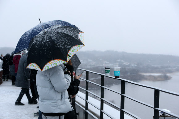 새해 첫눈 맞으며 기다리는 일출