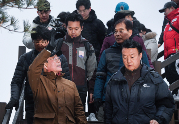 문재인 대통령이 1일 오전 서울 아차산에서 2019년을 빛낸 의인들과 함께 신년 해맞이 산행을 하고 있다. 2020.01.01.도준석 기자 pado@seoul.co.kr