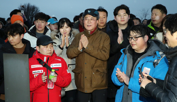 문재인 대통령이 1일 오전 서울 아차산에서 2019년을 빛낸 의인들과 함께 신년 해맞이 산행을 하며 박광일 여행작가의 이야기에 박수를 치고 있다. 2020.01.01.도준석 기자 pado@seoul.co.kr