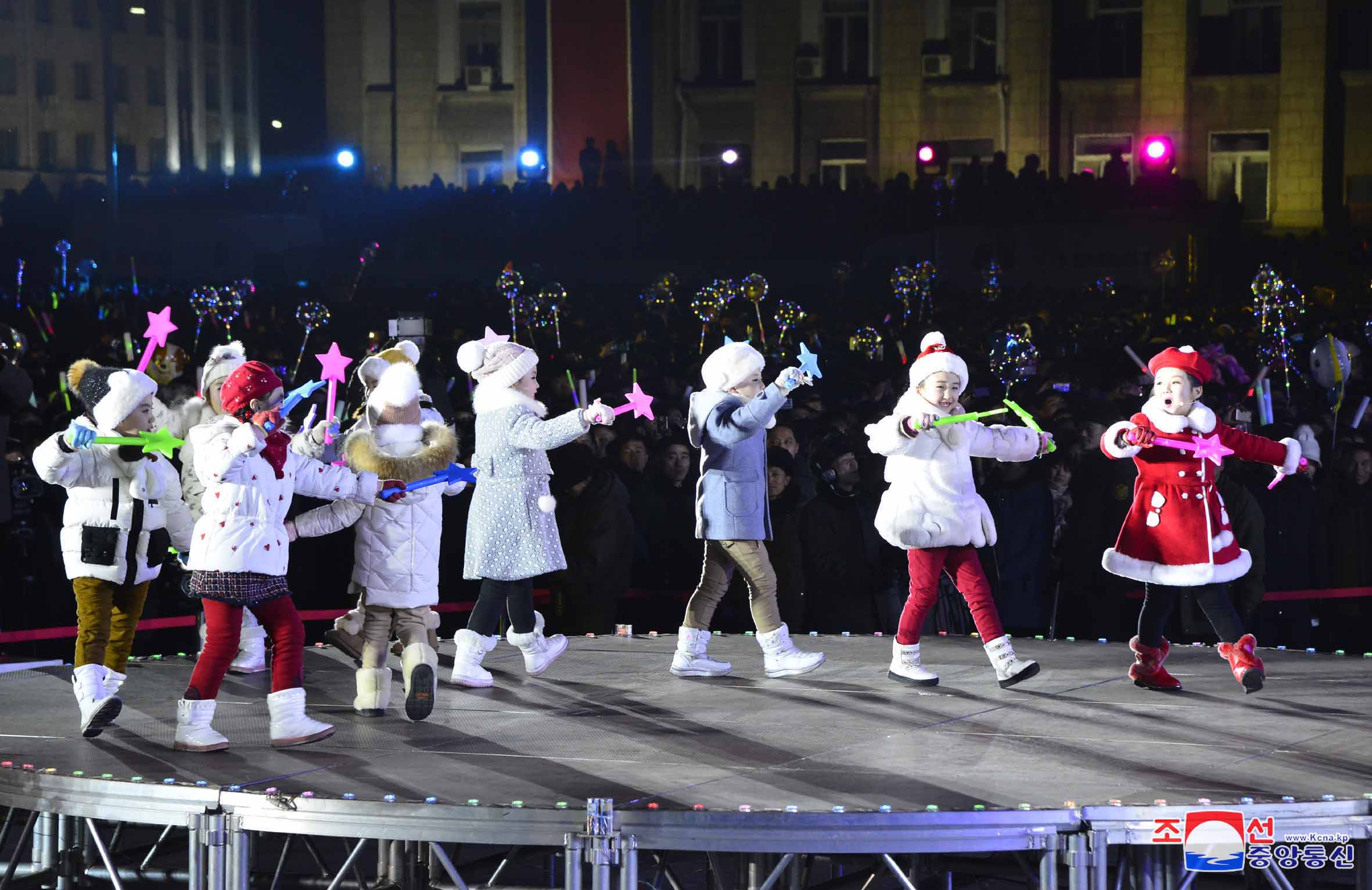 김일성 광장에서 열린 설맞이 축하공연
