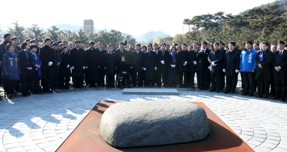 민주당 지도부, 노무현 전 대통령 묘역 참배