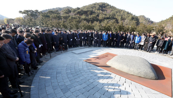 민주당 지도부 노무현 전 대통령 묘역 참배