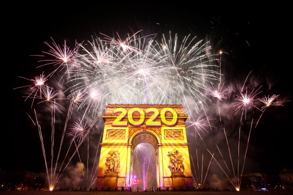 2020년을 맞은 지구촌에는 새로운 10년에 대한 기대와 우려가 공존했다. 새해 첫날을 맞은 프랑스 파리에서 불꽃들이 개선문 주변에 수를 놓고 있다.  파리 로이터 연합뉴스