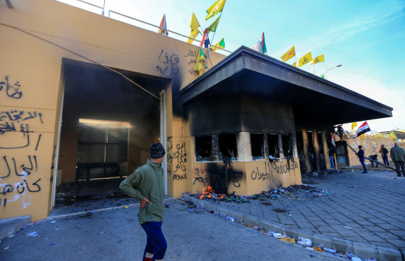 31일(현지시간) 시위대 습격 뒤 불에 그을리고 파손된 바그다드 주재 미 대사관 접견실 모습. 바그다드 로이터 연합뉴스