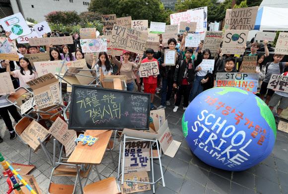 지난 9월 27일 서울 광화문에서 열린 ‘기후를 위한 결석시위’에 참석한 청소년들. 연합뉴스