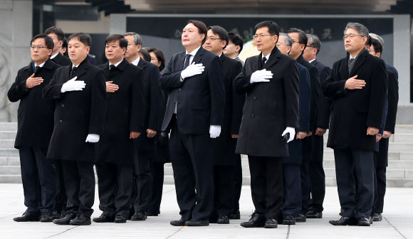 참배 마친 윤석열 총장