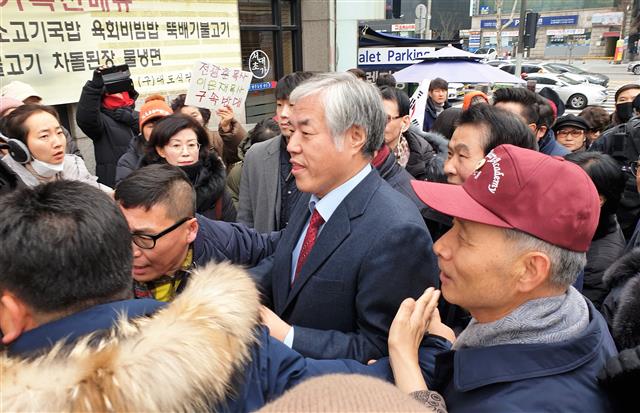 지지자 둘러싸인 채 영장심사 이동하는 전광훈 목사