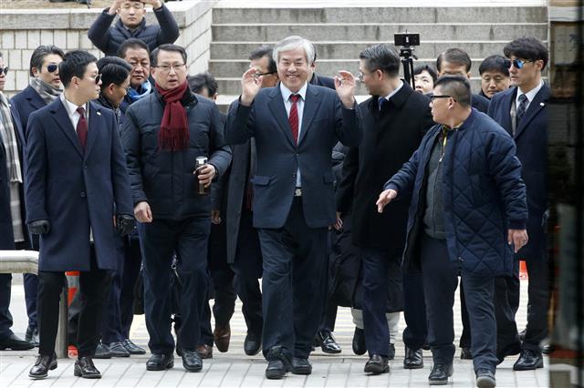 두 팔 흔들며 입장하는 전광훈 목사