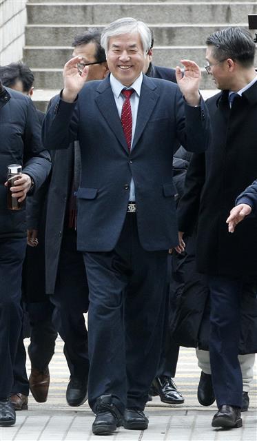 웃으며 법정 향하는 전광훈 목사