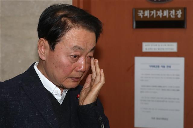 눈물 훔치는 한선교 의원 ‘총선 불출마’