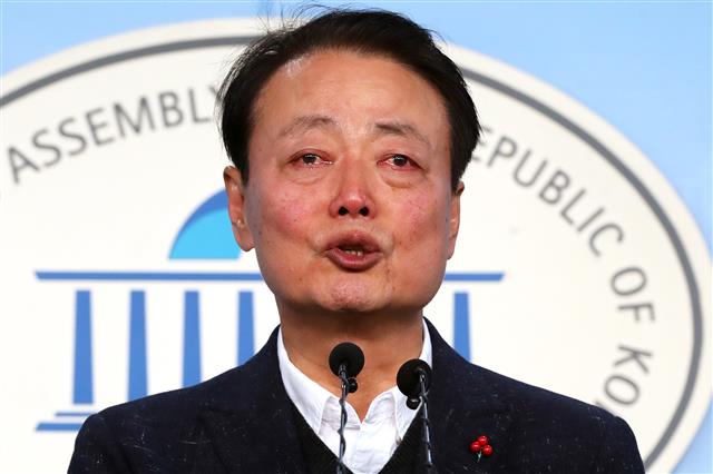 눈물 흘리는 한선교 의원 ‘총선 불출마’