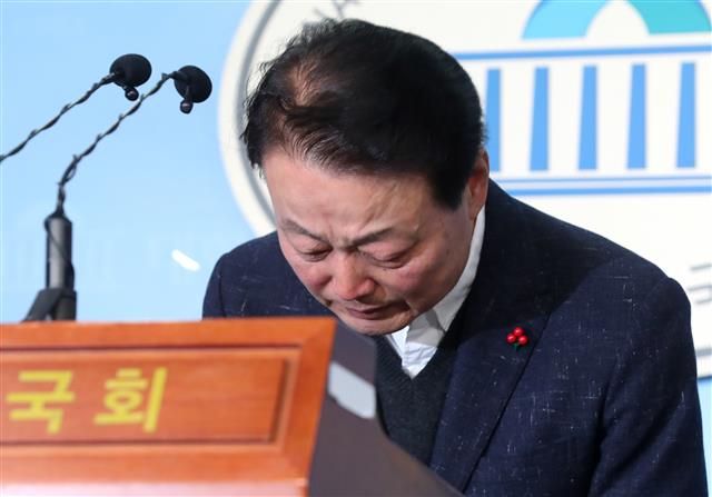 고개 숙여 인사하는 한선교 의원