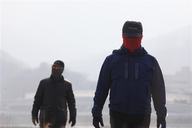 눈·코·입 모두 가려