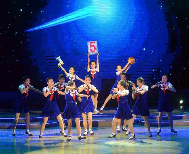 새해 설맞이 공연을 하고 있는 北 학생들 모습