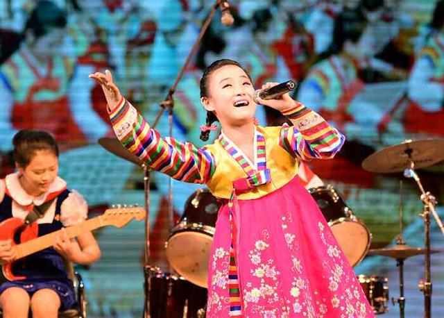 새해 설맞이 학생소년들 공연서 노래하는 北 소녀 모습
