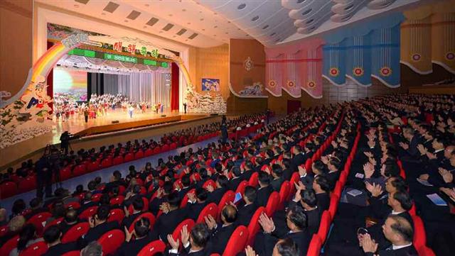 北 학생소년들 설맞이 공연 지켜보는 당간부들과 참가자들