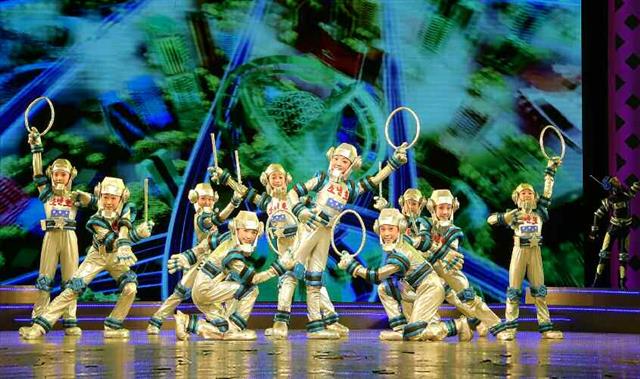 2020년 맞아 ‘설맞이’ 공연하는 北 학생들 모습