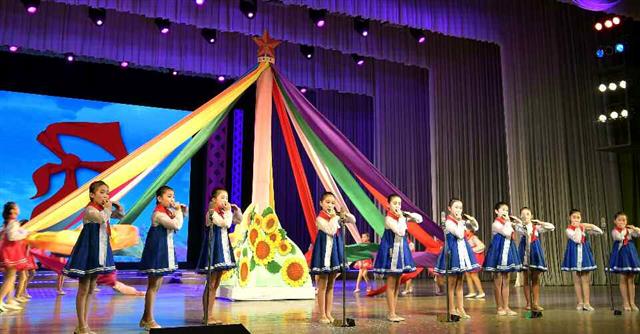 설맞이 축하 공연에서 악기를 연주하는 北 소녀들 모습