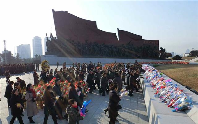 김일성 부자 동상에 꽃 바치는 주민들 