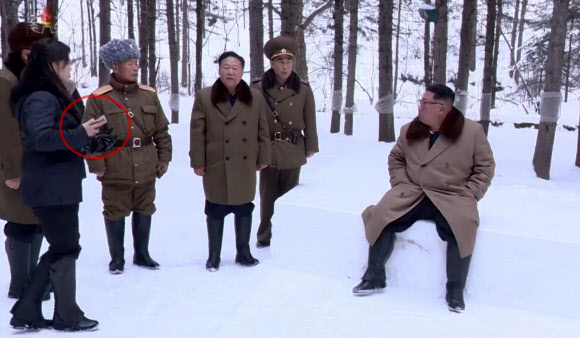 북한, 새해 첫 기록영화 공개…스마트폰 쓰는 리설주